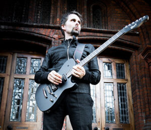 Matt Bellamy, lider y guitarriste de Muse con una Cort