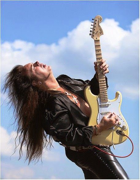 YNGWIE MALMSTEEN ENSAYANDO EL PICADO