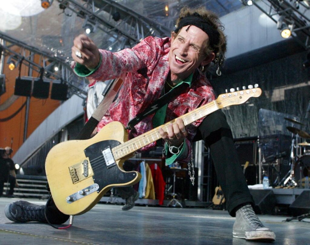 KEITH RICHARDS EN UNA HINCADA MÍTICA