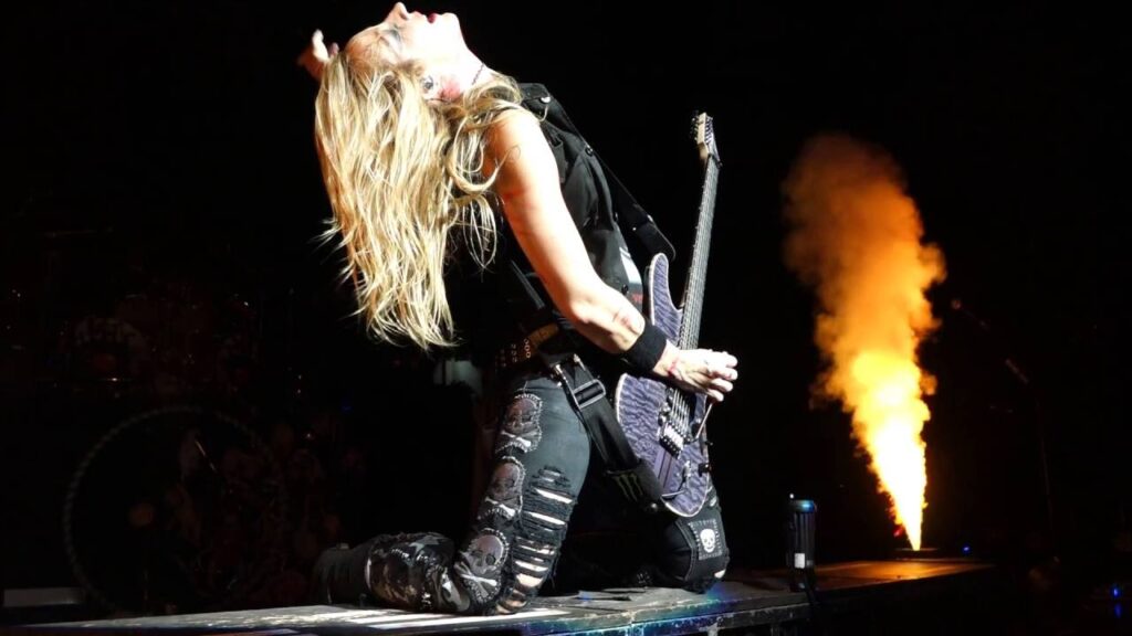 NITA STRAUSS PRACTICANDO LA DOBLE HINCADA