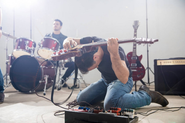 GUITARRISTA ANÓNIMO DEMOSTRANDO CONOCIMIENTO EN TÉCNICAS MIXTAS